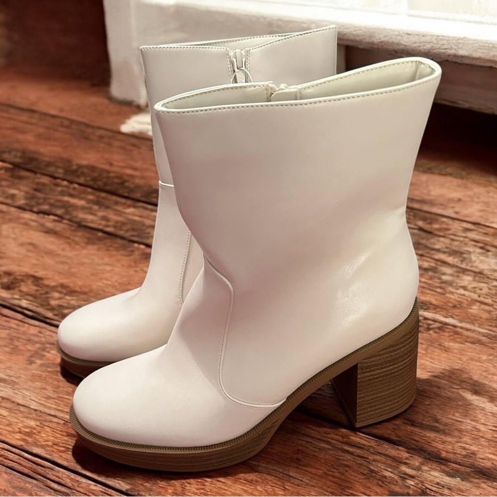 Universal thread white boots in size 9 1/2. New with tags no damage.
